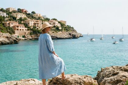 Femme en robe en lin au bord de la mer Méditerranée