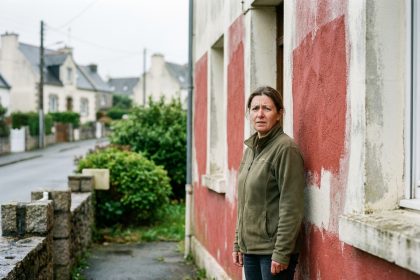 Femme inquiète devant façade rénovée endommagée Brest